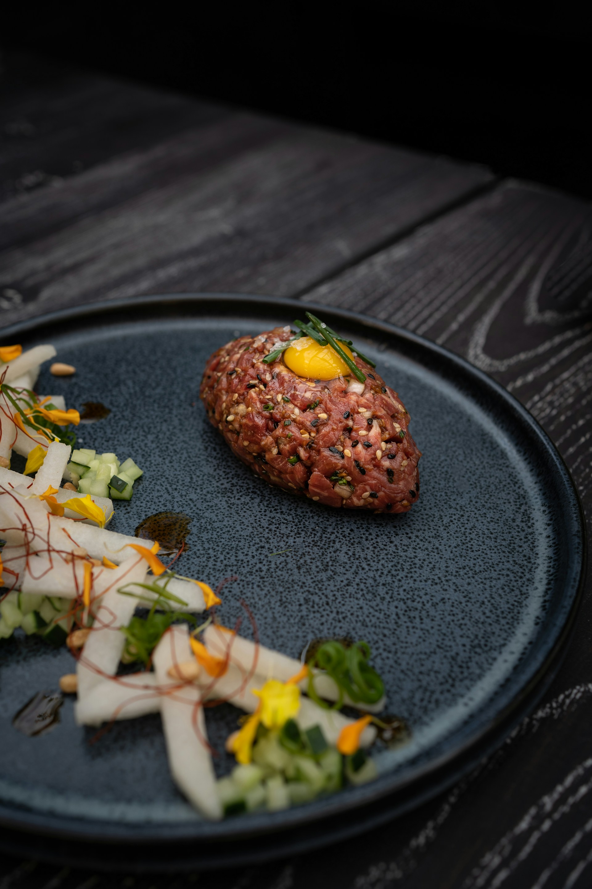Tartare de bœuf finement assaisonné, servi avec crostinis croustillants et câpres